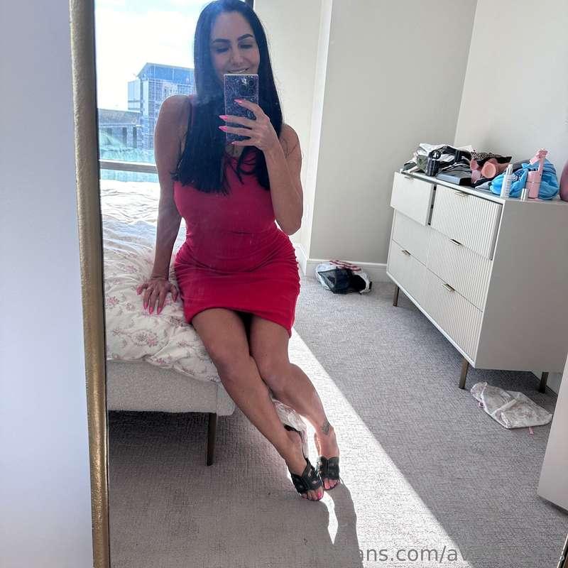 It's a red dress kind of night.