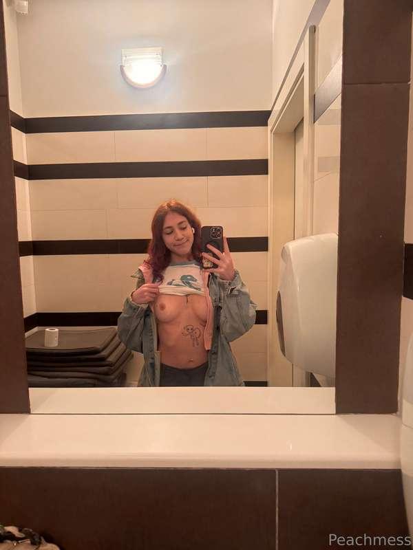 Ieri sera sono uscita, foto in un bagno di un bar random obb..