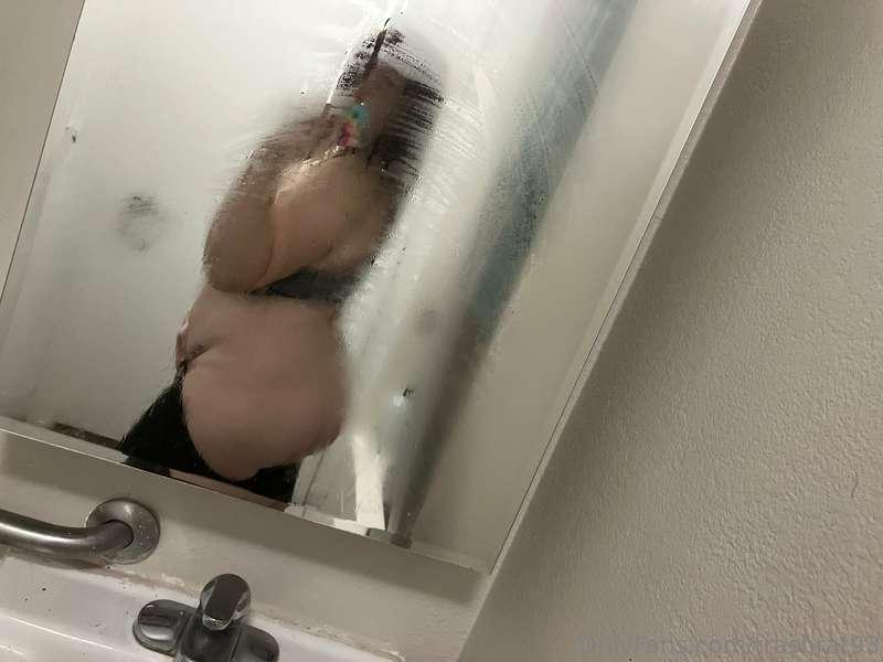 Mirror mirror on the wall look at that juicy booty 🥵