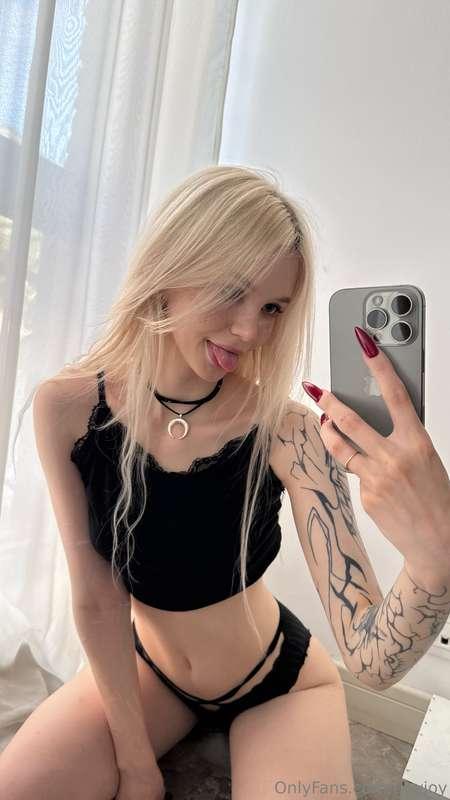 Bite me with your eyes😋