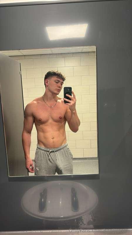 Working out gets me so horny 😮‍💨