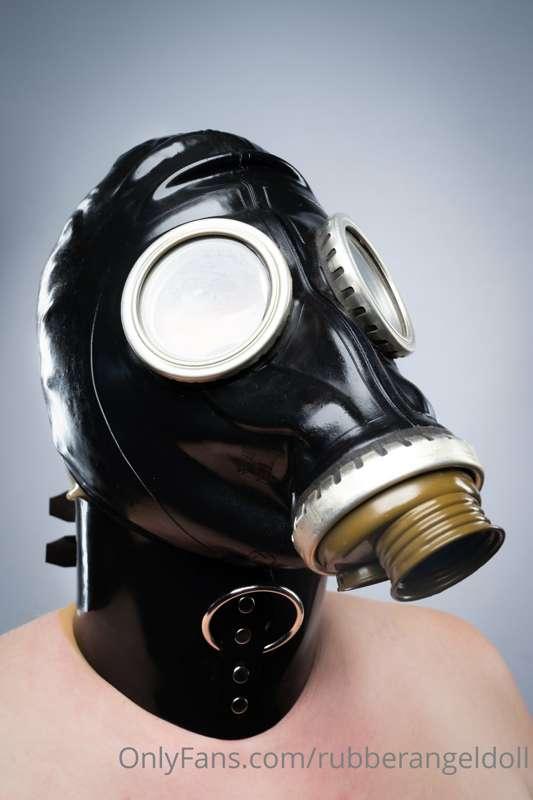 Tight collar and a shiny gas mask