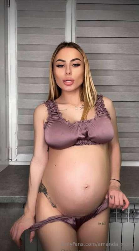 @emilie_teyral_xo 💋Absolutely naughty pregnant @emilie_teyra..