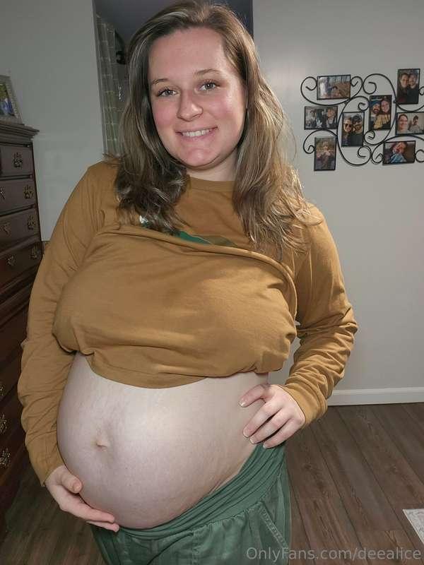 Christmas isn't the only thing that's coming 😉 Happy 24 week..
