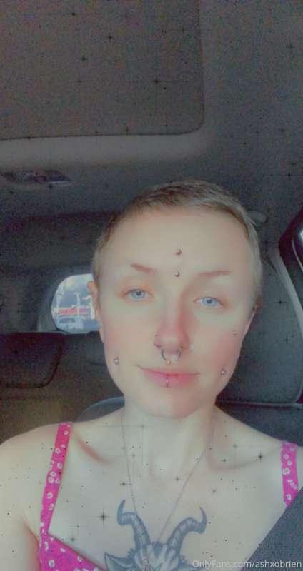 What do y’all think of my new piercing?👁