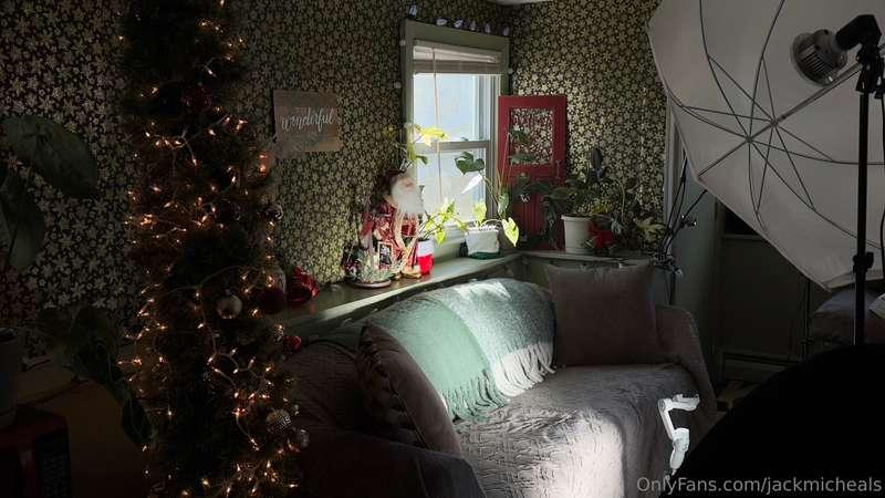 Decked the halls and spruced up the set 🎅🎄Enjoy some Festive..