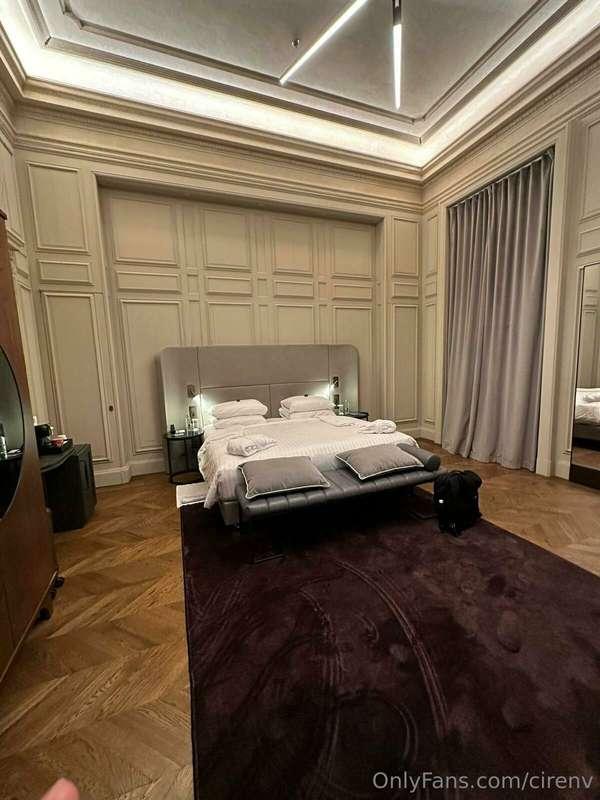 Mini room tour via 📸 pics!