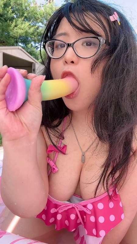 sucking on my dildo 'cause i really want a popsicle! 
hehe, i hope you're enjoying the little clips i took while sunbathing! ;3
 
the swimsuit was an adorable gift, tysm for dressing me up!! &gt;//&lt; 
xoxo Sinnamon
---------------------------
♡ #lewdtuber #asian #exhibitionist #outdoors #public 
#shortstack #blowjob #bj #summer #swimsuit #shortvideo ♡