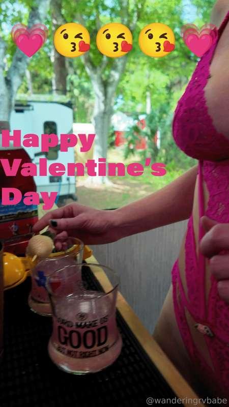 VALENTINE'S DAY 😍 CAMPER COCKTAIL IN LINGERIE! 💋🔥

This bund..