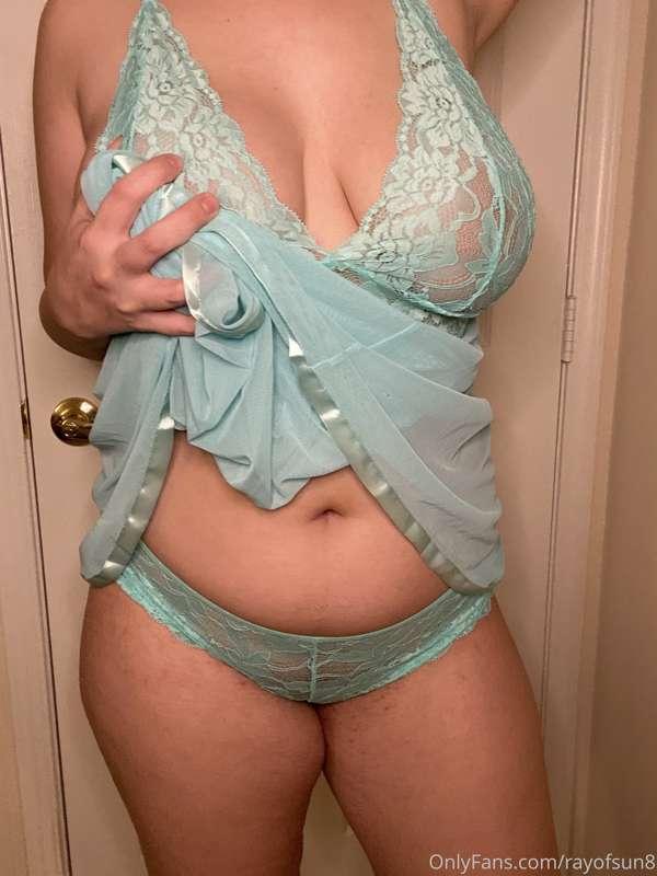 pics & vids ready for quick purchase 😉 message me daddy 😘