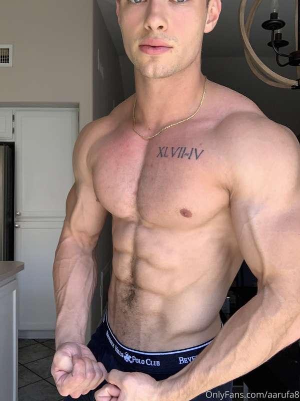 Like this if you love muscle 😈💪🏼
