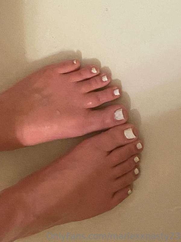Who’s into feet?😊😊