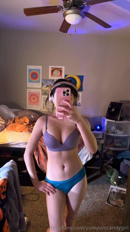 Good morninggg! I bet you would loveeee to cum on my tits 💦
