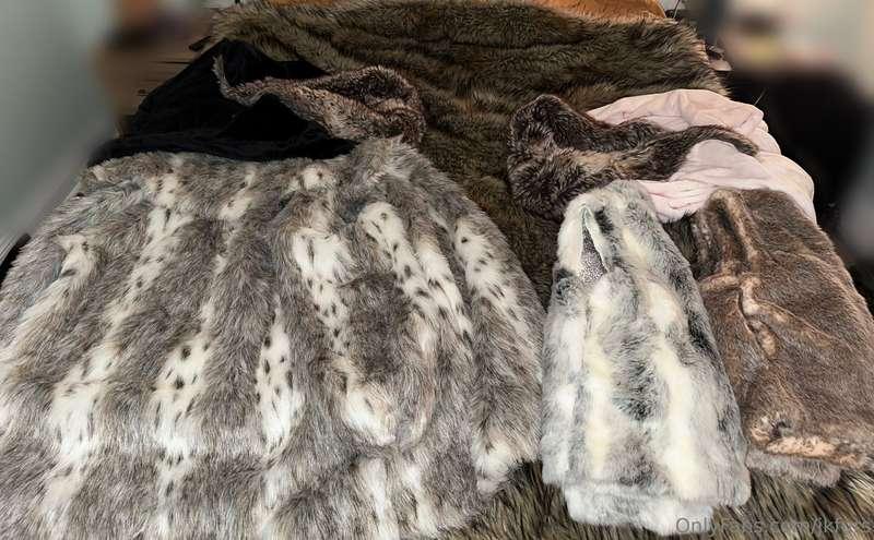 I love my small, yet lovely fur collection 😍💓 My favorite th..