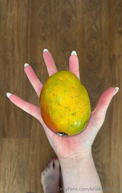 Milking this mango like it’s you 🥭💥  📹: 2 min fruit crush + ..