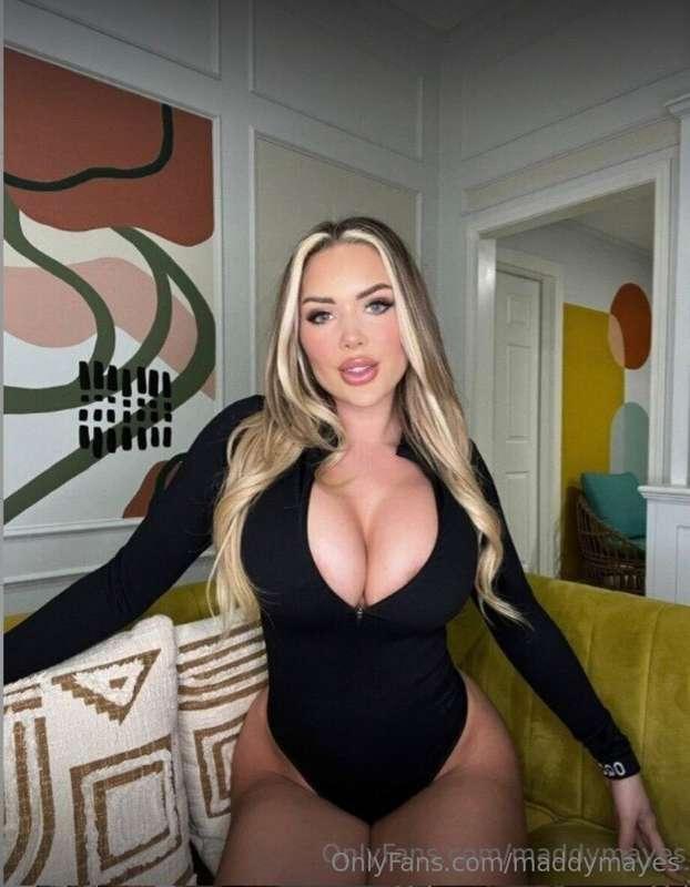 # CUM stuff your face between these titties 🍒