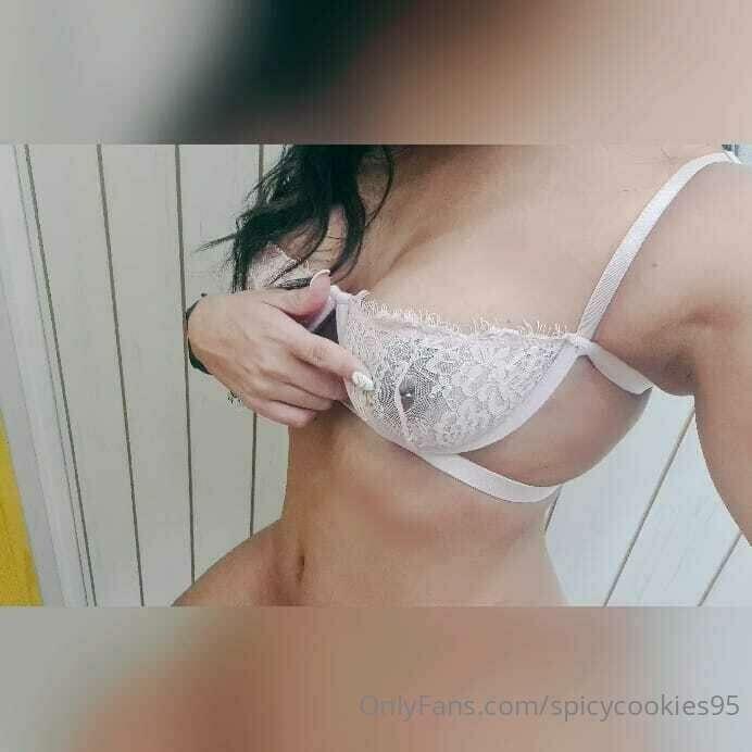 Nel camerino ero così eccitata che mi si è indurito tantissi..