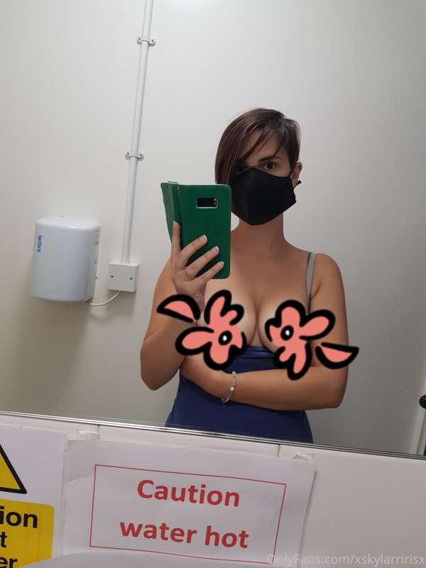 Cheeky public lavatory selfie 😋