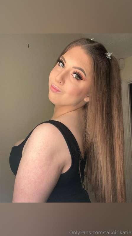 Who says tall girls can’t look cute in black? 🖤