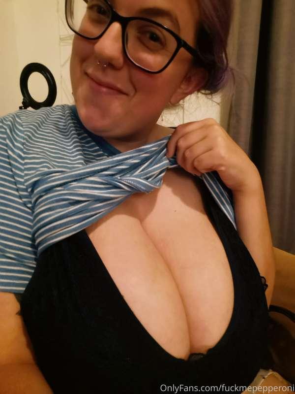A smoll selfie before bed, hope everyone is doing good, love..