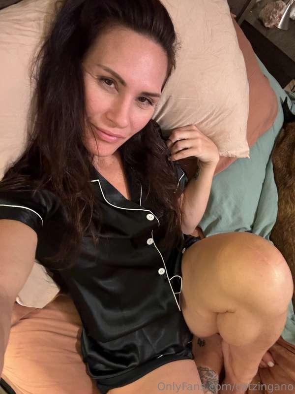 I love sleeping in satin and silk🥰How do you like to sleep?