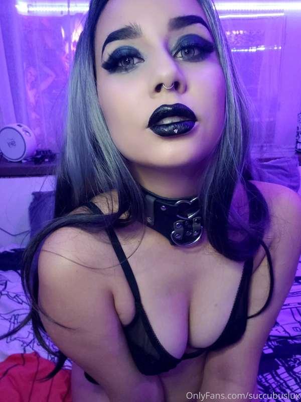 Goth Girl wants to show you something😏