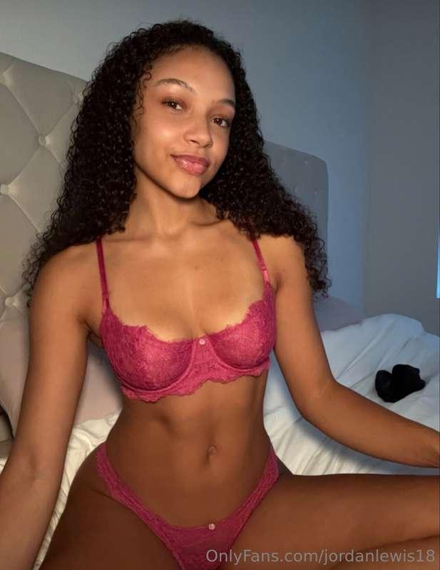 Amazing Beauty boriqua @kaylinbradshaw created her page toda..
