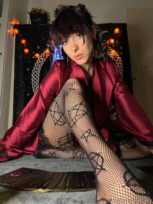 which will u spread my cards or... my legs? 😋