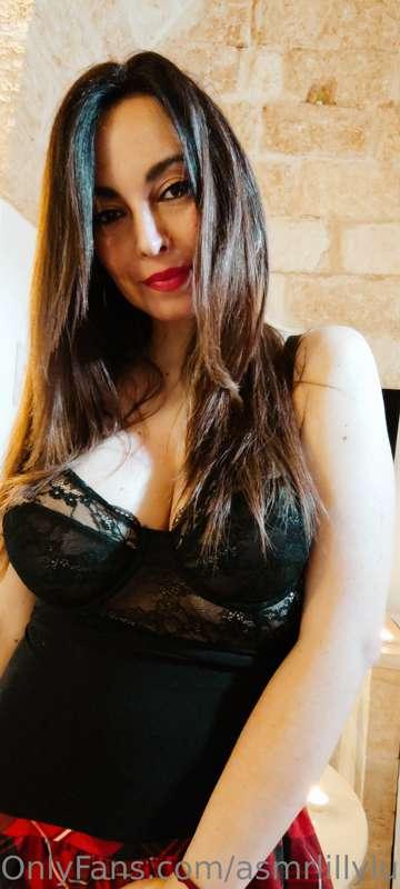 Do you want to see what do i have under my skirt? 🔥🔥🔥