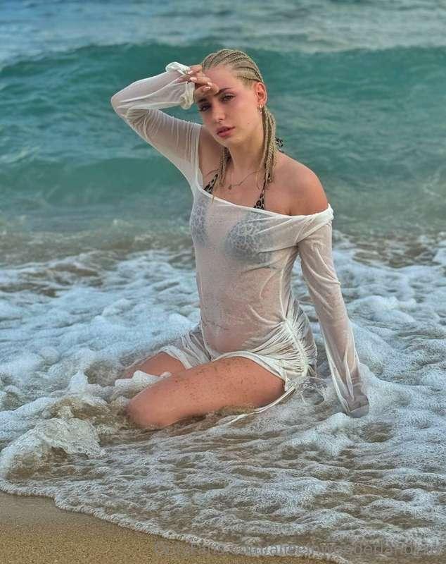 Do you like my swim suit or should I lose it 😉