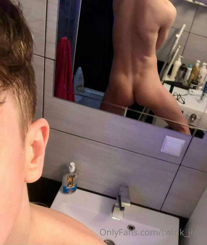 Check out how amazing my ass looks in that mirror 😍 Just be ..