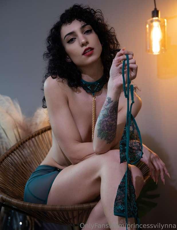 hold my bra for me, babe 😏 (use it how you want)