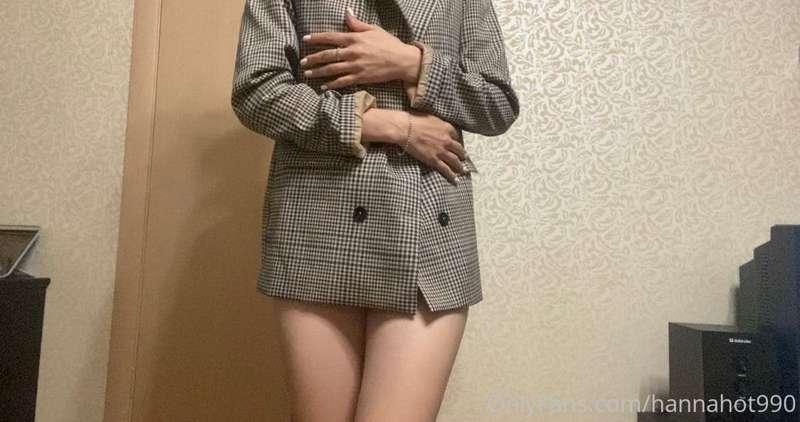 Do you want to know what's under that jacket?😋😋