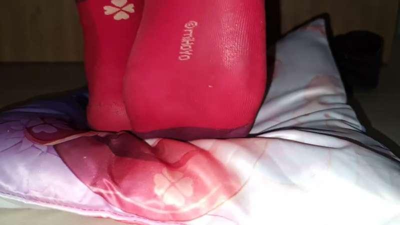 Dirty Klee socks trample Klee cushion