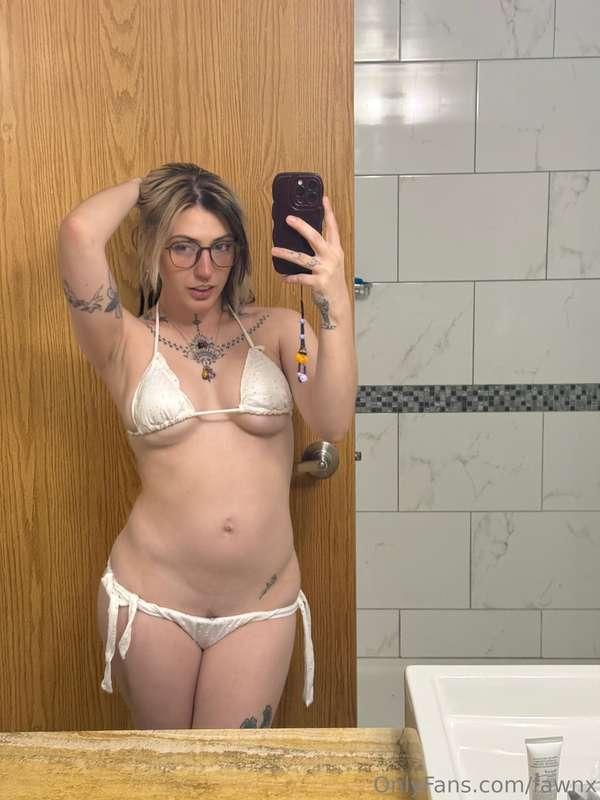 Serving looks from the bathroom 😘