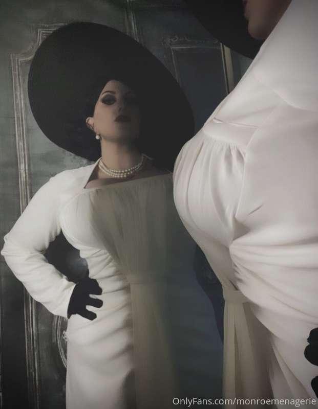 Feeling those Domme Mommy vibes 
Still waiting on a couple p..