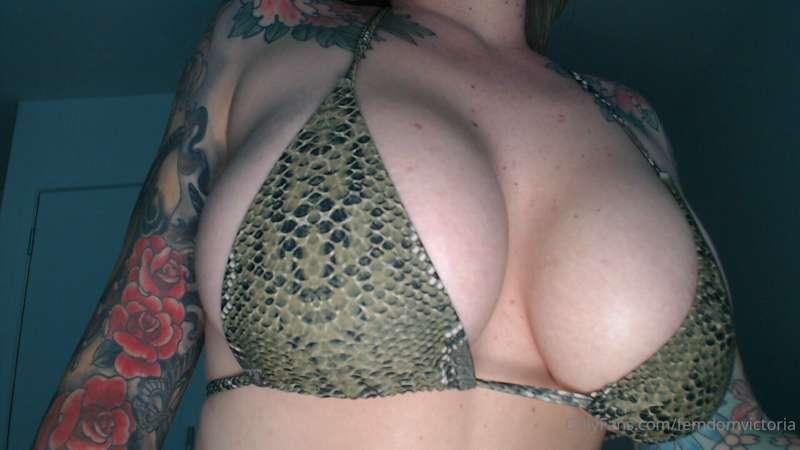 Bikini boobs!