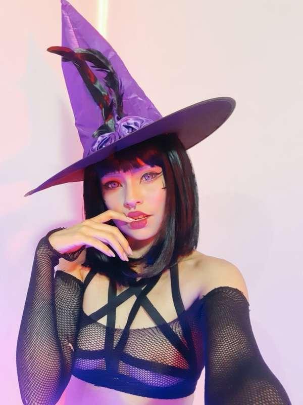 For a custom video they asked me to dress up as a witch 🧙🏻‍♀..