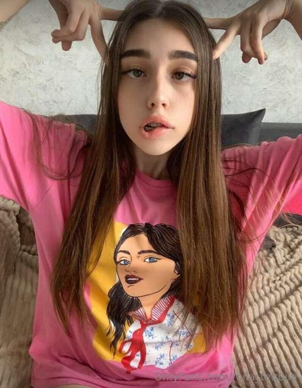 ## Free sub ❤️‍🔥 @miaang this busty horny girl loves jerking..