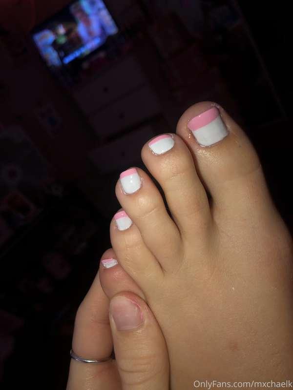 for all my feet lovers 😘 i painted my toes. like this post i..