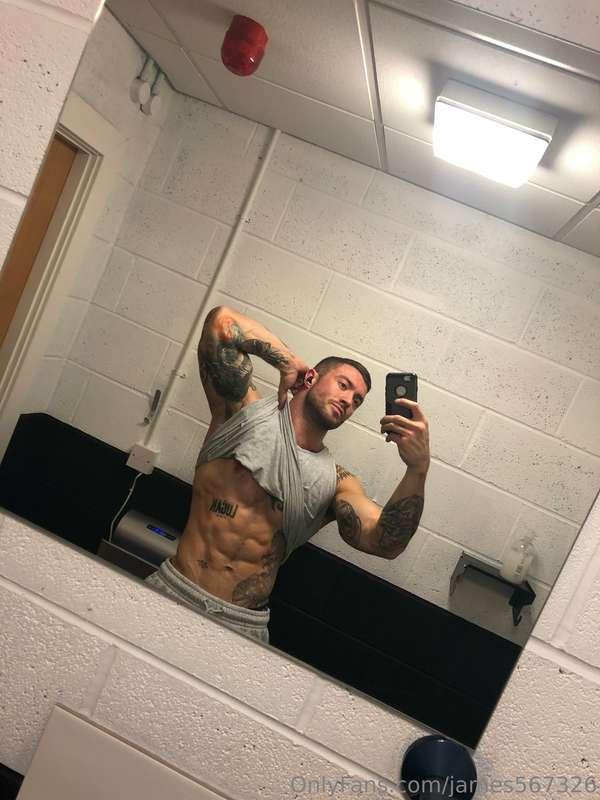 Sweaty Post workout gym selfie 😝😝