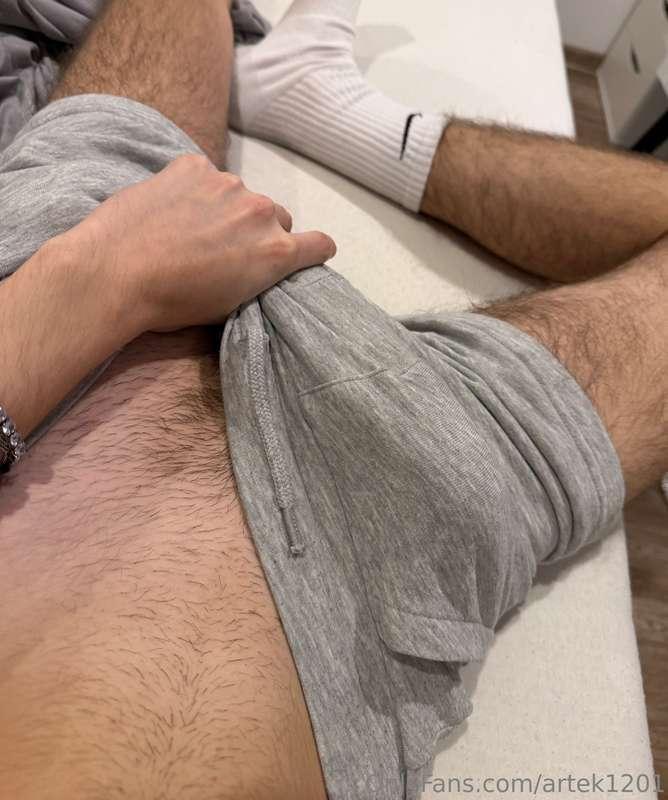 grey sweatpants 