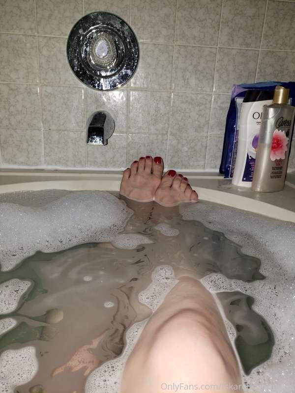 my toes need to be sucked!