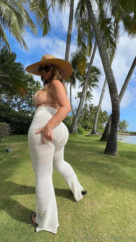 I ***LOVE*** how good my ass looks in these pants 🤤🍑