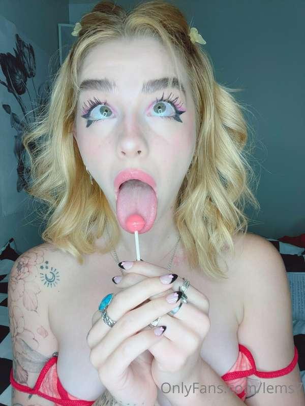 let me lick your lollipop🍭