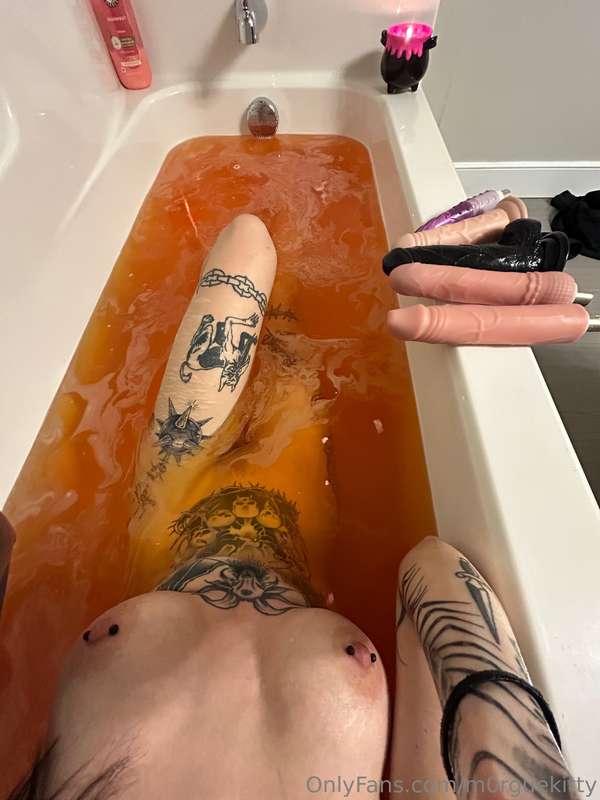 should i do a lil bubble bath photoshoot for you guys ? 🤭🧡