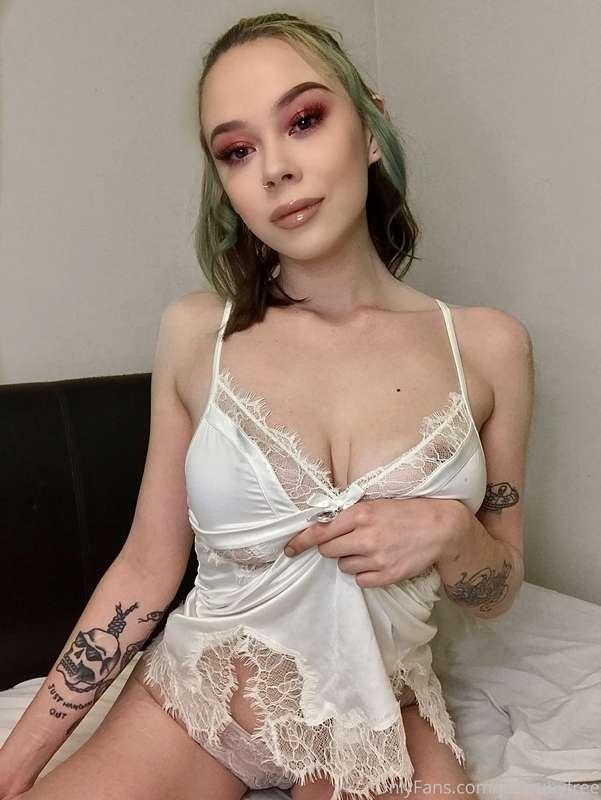 my eyes look so cute in these🖤