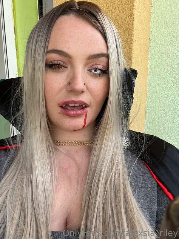 Would you fuck this vampire 🧛‍♀️?
Te follarias a este vampir..