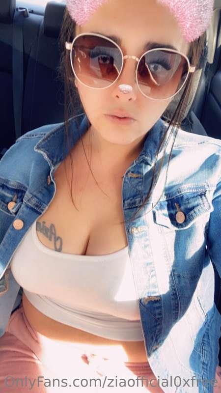 Going live tonight😜
But what should I wear🤔