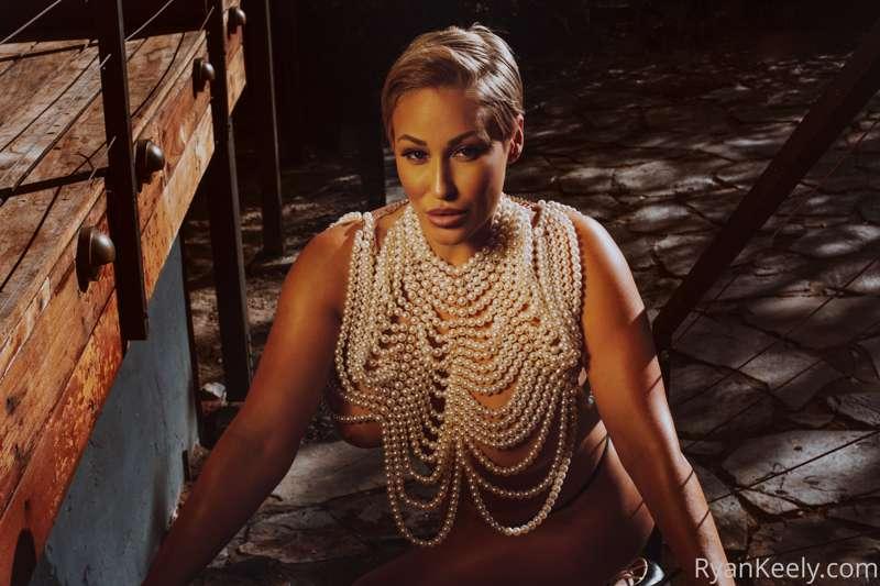 *Do you like my pearl necklace?* 💦😏🤭 Request the rest of the..